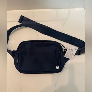 Lululemon Athletica Everywhere Belt Bag Large 2L (Navy Blue) - NEVER BEEN USED